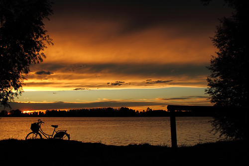 silhouette lago tramonto giallo cielo mantova bici sole acqua azzurro riflessi oro