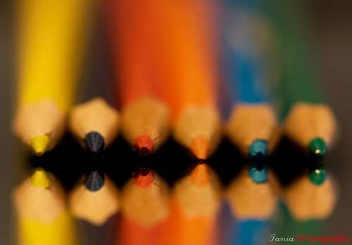 blue red macro green colors yellow closeup pencils canon photography mirror bokeh canonef100mmf28macro 400d taniaphotograpfy