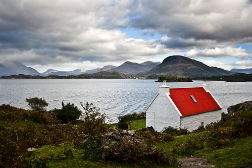 uk roof red house mountain mountains rot rouge scotland highlands highland loch ardheslaig