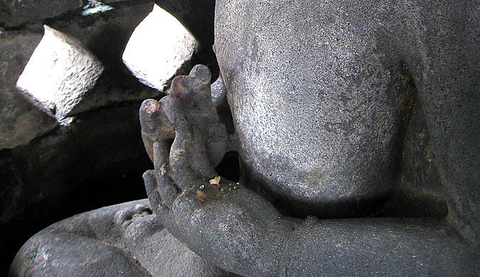 Mitos Kunto Bimo: siapa yang dapat menyentuh jari manis atau tumit arca Buddha akan mendapatkan keberuntungan. 