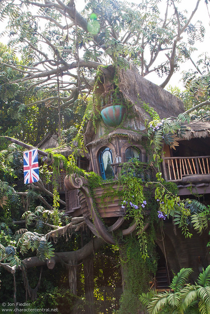 Disneyland Aug 09 - Exploring Tarzan's Treehouse