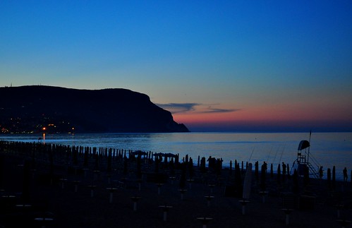 blue sunset sea summer italy beach sunrise italia mare hour summertime ombrelloni conero spiaggia italie marche adriatic adriatico sdraio lettini estatew