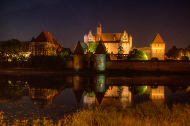 Vista nocturna del castillo de Malbork