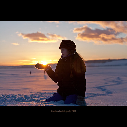 winter sunset sun snow ice girl norway lensflare hamar snø mjøsa 70200mm hightlight osolemio helgøya canon5dmkii lakemjøsa annakrømcke nesandhelgøya