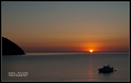 sunrise dawn boat barca alba olympus sicily minimalism sicilia oly lipari isoleeolie imbarcazione nohdr sooc minimalediting e620 rapis60 andrearapisarda inrada