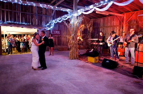 family wedding barn rural groom bride corn cornfield cabin nikon dancing farm kentucky country ceremony marriage nikkor nuptials d3x unionky afs50mmf14g afs70200mmf28gvrii afs24mmf14g ©isaacdpacheco2010allrightsreserved