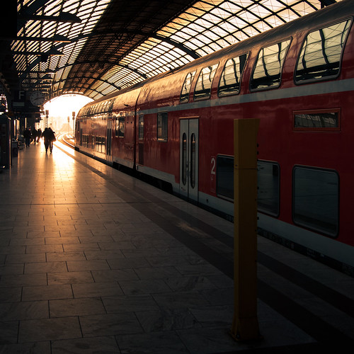 sunlight berlin station train sunrise track zug bahnhof re spandau gleis regionalexpress sonnenlicht sonnenaufang