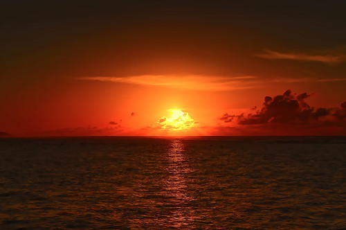 family sunset vacation sky sun nature clouds lens fun hawaii harbor sand nikon surf ray oahu falling pacificocean northshore hawaiian tropical honolulu haleiwa tamron windward hdr sunray d300 photomatix 5xp af1750mmf28spxrdiiivc