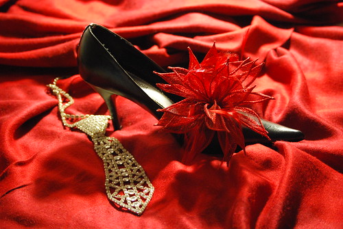 adorno color rojo negro flor zapatos otoño pashmina octubre cristal brillo zapato pañuelo strass joya bisuteria tacon tocado alcalálareal