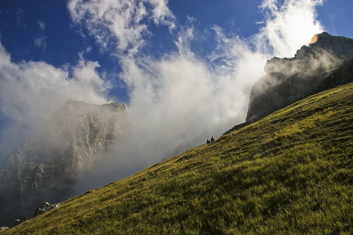 blue sky mountain rock clouds trekking canon high italia nuvole gran alta roccia montagna abruzzo 2010 gransasso sasso vetta quota parconazionaledelgransassoemontidellalaga 450d