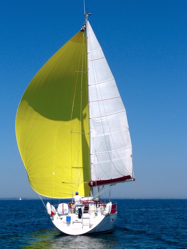 france sailboat jaune seaside panasonic bleu reflet ciel bateau noirmoutier blanc voilier vendée océan courbe borddemer