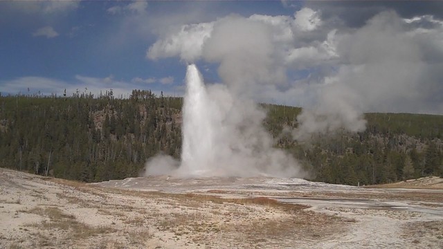 HD video: Old Faithful geyser erupts