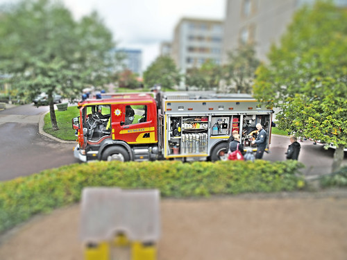miniature mini firetruck tiny fireengine tiltshift lekplats sandlåda kungälv höghus brandbil toyview räddningstjänsten komarken