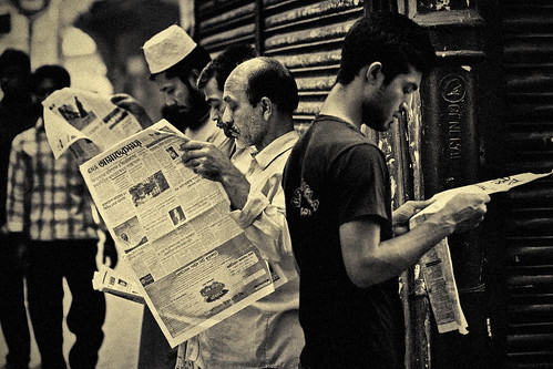 street news male men newspaper nikon antique candid muslim young bald cream machine dhaka huzur baldman olddhaka d90 nikkorafd85mmf18 farashganj
