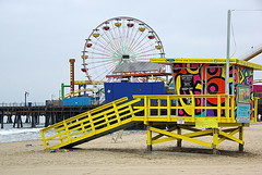 Santa Monica Beach - lifeguard house, Pier and Ferris Wheel
