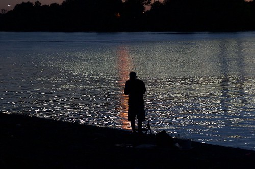 silhuette sunset fisherman sava river fishing canon400d helios44m analog bluehour people lowlight