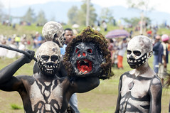 Omo Bugamo showing Masali Mask at the Mount Hagen Festival