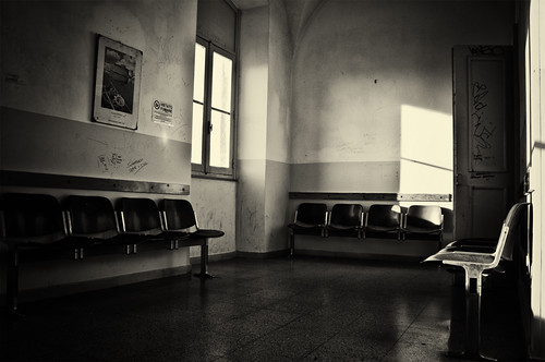 bw railwaystation seats fred otranto sedie stazione waitingroom puglia bianconero saladattesa