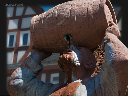 summer sculpture fountain statue germany deutschland hessen sommer springbrunnen brunnen barrel skulptur mann altstadt limburg fass historiccentre rotersandstein hbkoch