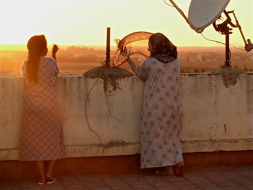 girls sunset sun rooftop chat tramonto veil morocco marocco sole meknes fujifinepixs5600 fujifilmfinepixs5600