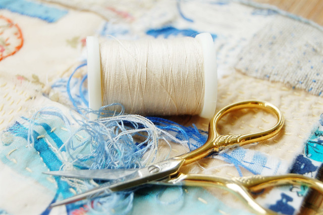 Scissors thread cloth (Copyright Hanna Andersson)