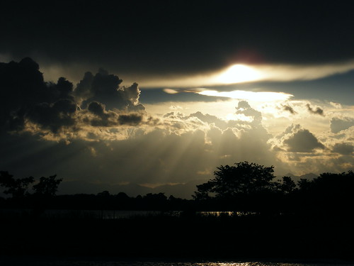 sunset sky lake clouds lago guatemala rays beams sunbeams izabal sundrawing puntacaimanes