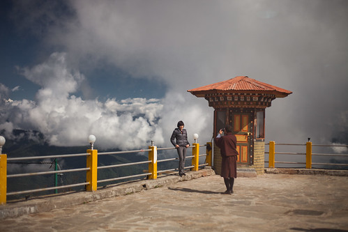 mountains clouds landscape iso100 cafe view bhutan coffeeshop ef50mmf18ii highaltitude dochula ‒⅓ev ¹⁄₂₀₀₀secatf18