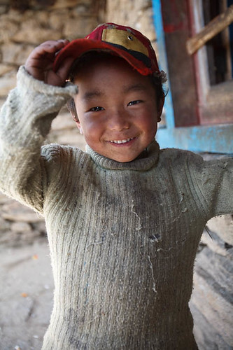 nepal people smile kids portraits trekking trek walking geotagged lifestyle tradition himalaya makalu basecamptrek mountainlifestyle greathimalayatrail 2009ghttrek geo:lat=2777142586220071 geo:lon=8743941540373952 thegreathimalayantrail wwwthegreathimalayatrailorg