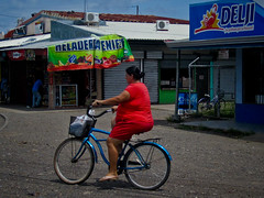 Manuel Antonio 03 - Slim woman on her bike