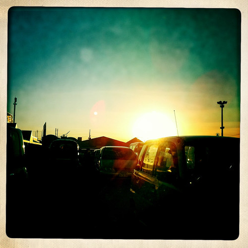 sunset car silhouette japan hokkaido 北海道 日本 magicmoment iphone tomakomai 苫小牧 appleiphone iphone4 hipstamatic file:name=img281320100926iphone288