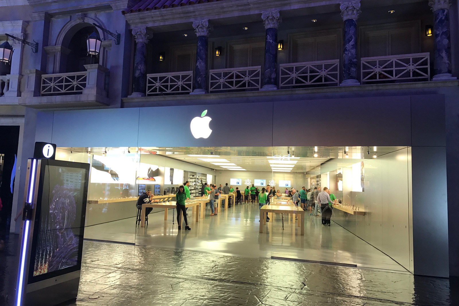 Apple The Forum Shops in Las Vegas