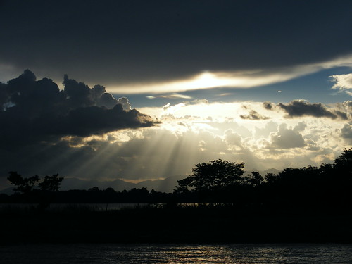 sunset sky lake clouds lago guatemala rays beams sunbeams izabal sundrawing puntacaimanes