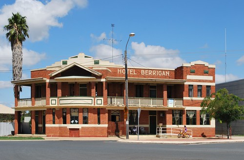pub closed australia nsw newsouthwales artdeco berrigan berriganhotel