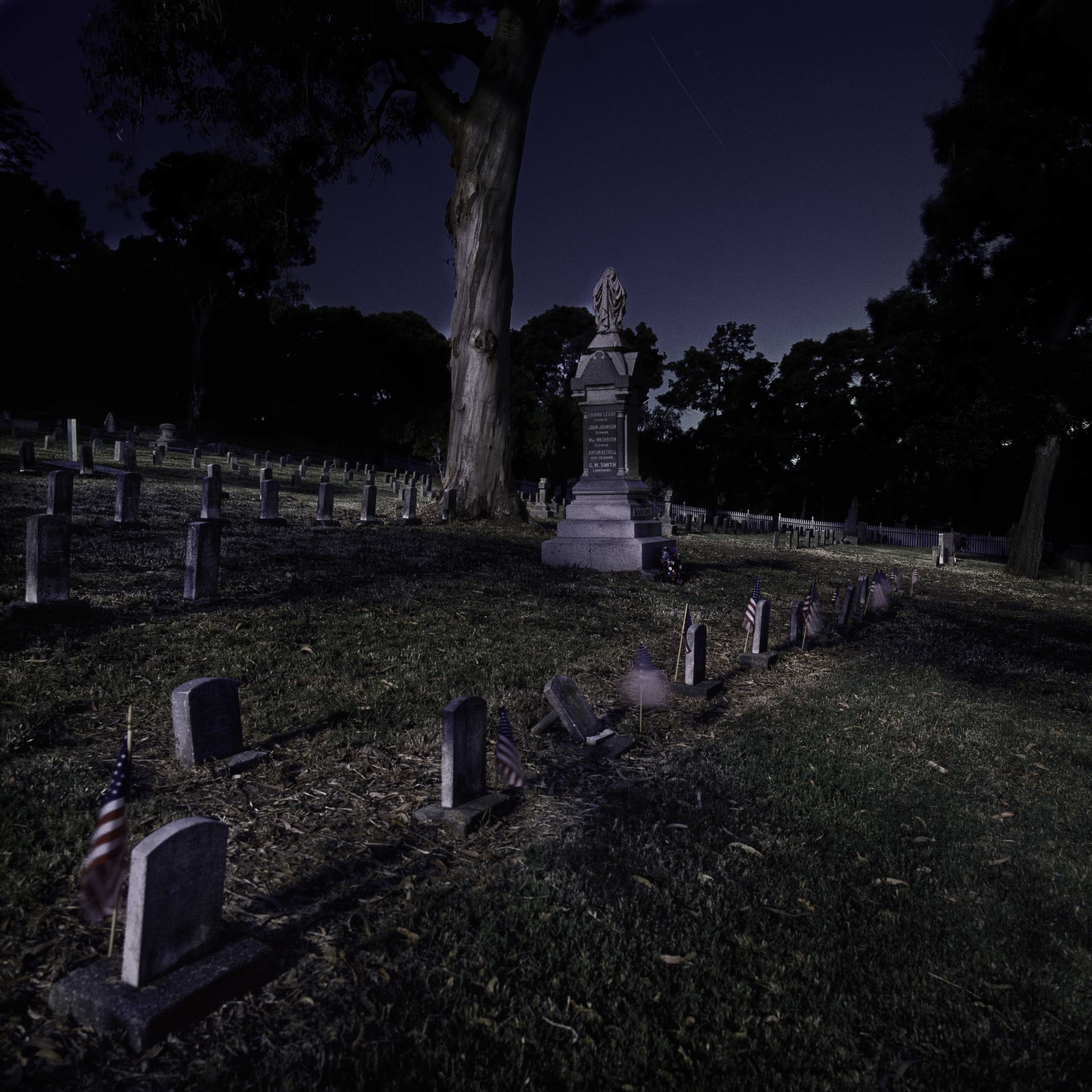 Ночью на кладбище есть. Кладбище в Майами. Страшное кладбище ночью. Луна на кладбище. Эстетика кладбища ночью.