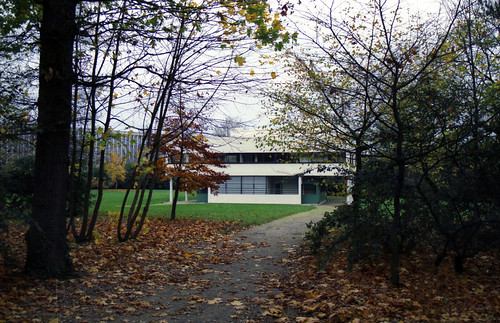autumn trees house france fall leaves architecture garden drive exterior 1994 lecorbusier internationalstyle entry 1929 leaflitter poissy canoneos1000fn thefivepoints
