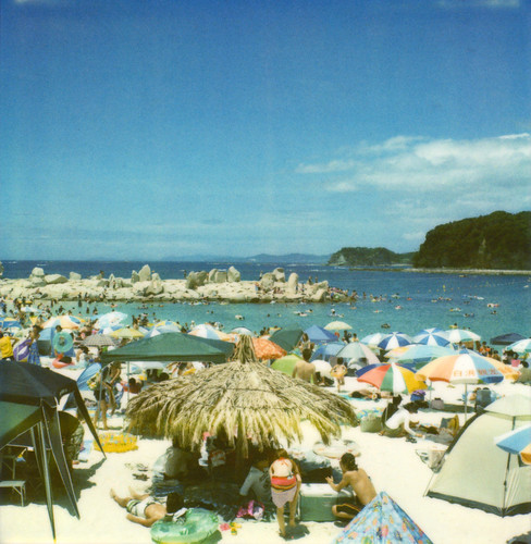 ocean blue sea people film beach rock japan polaroid sx70 600 日本 nippon expired 海 nihon wakayama shirahama 和歌山県 白浜町