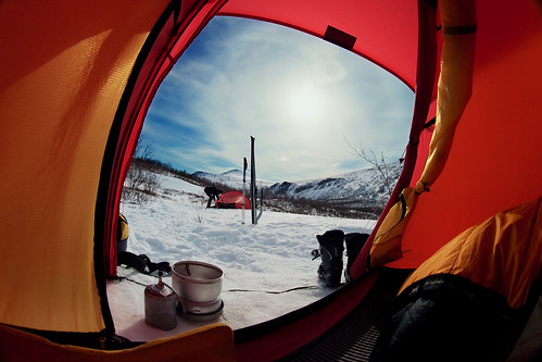 door winter red sky snow sweden tent fisheye kebnekaise trangia akto peleng hilleberg staika