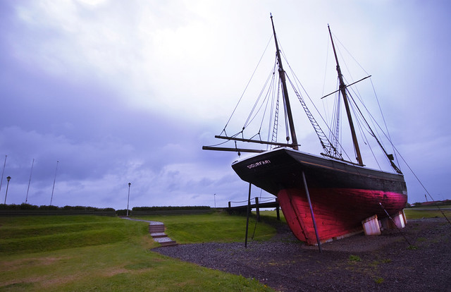 Cutter Sigurfari is the largest object in the Akranes museum's collection. The cutter is a 86-tons, twin-masted ship, built in England in 1885. In 1897 the cutter was bought by an Icelandic captain, Jón Jónsson. Later the same year, in September, Jón sold the cutter to Magnús, a carpenter from Hafnafjörður. 