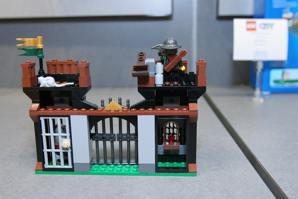 LEGO Toy Fair - Kingdoms - 7187 Escape From Dragon's Prison - 12