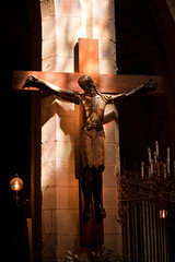 Le beau Dieu noir de Saint-Flour innondé de la lumière des vitraux de la Cathédrale Saint-Pierre de St-Flour