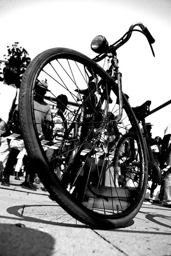people blackandwhite bw fall byn blancoynegro bike gente accident experiment fiestas bicicleta exhibition tape accidente cinta experimento palencia caida exhibicion