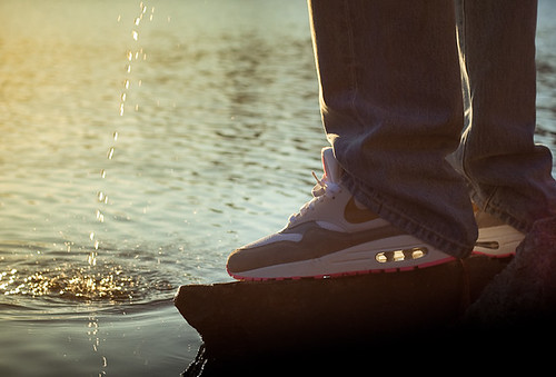 pink boy sunset water river shoes rocks sneakers nike canon350d czechrepublic piss canon50mmf18 levis airmax1 nymburk labe