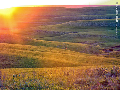 wabaunseecounty kansas usa flinthills hills prairie tallgrassprairie landscape rural country countryside green sunset sunsetting evening may 2017 may2017 kansassunset flinthillssunset prairiesunset skylineroad hill scenery color colour colors colours