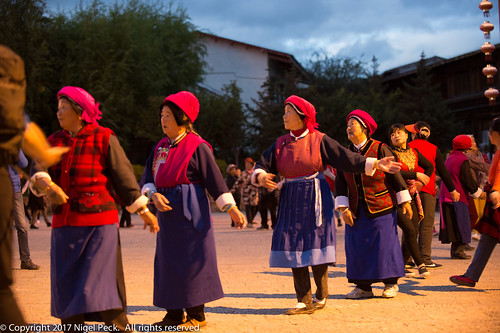dance movement outdoor shangrila tibetian traditional diqingzangzuzizhizhou yunnansheng china 攝影發燒友