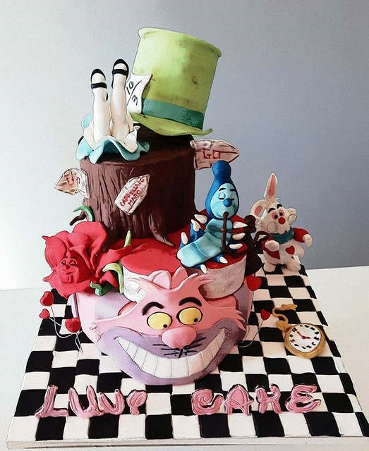 Alice in Wonderland Cake by Luana Luvy