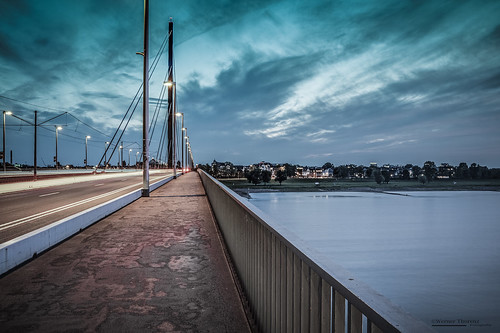 düsseldorf rheinbrücke oberkassel oberkasselerbrücke abendstimmung sunset sonnenuntergang wernerthorenz düsseldorfbeinacht