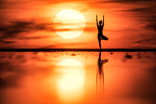 silhouette uyuni yoga sunset