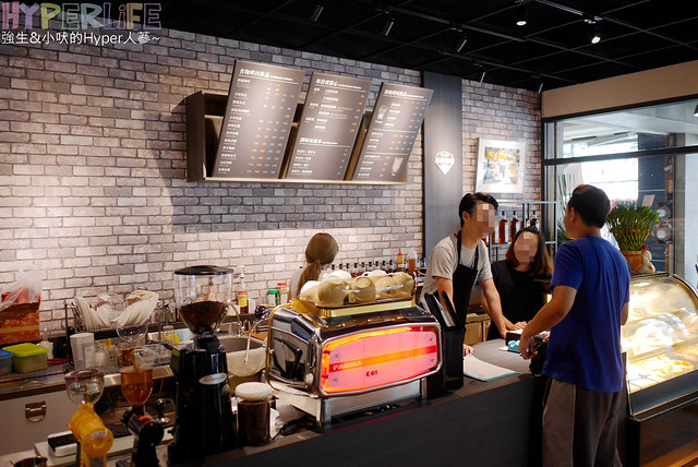 天津路上店名很有梗的《Lin Bei林倍咖啡》整個很有態度捏!!!林倍有禮貌之咖啡一杯500元和120元的差異是?!有興趣的話歡迎來實驗看看喔哈哈~ @強生與小吠的Hyper人蔘~