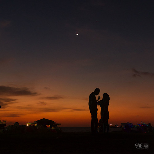 moon crescent sunset orange colombo srilanka lka galleface lovers romance romantic sky wunderlust wanderlust travel asia