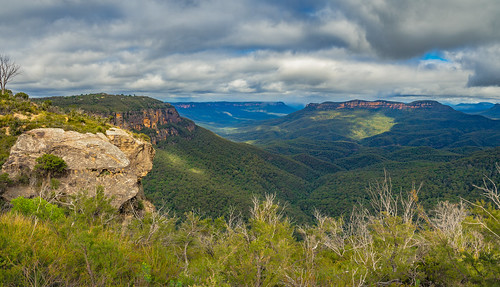 nsw australia bluemountains mountain park rock formation icon famous pano panoramic view lookout echopoint sydney stunning amazing beautiful trees rocks sky panorama olympusem10 olympus olympusomd photography leura newsouthwales travel green landscape sunset rayleighscattering natural nature breathtaking best olympianrock